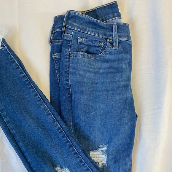 Woman’s Levi’s 710 Super Skinny Jeans | Size 25 - Picture 2 of 6